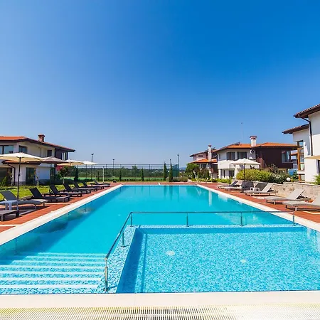 Villa In Complex Trakiyskiy Bryag *