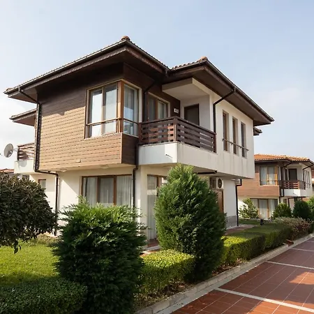 In Complex Trakiyskiy Bryag Villa Lozenets